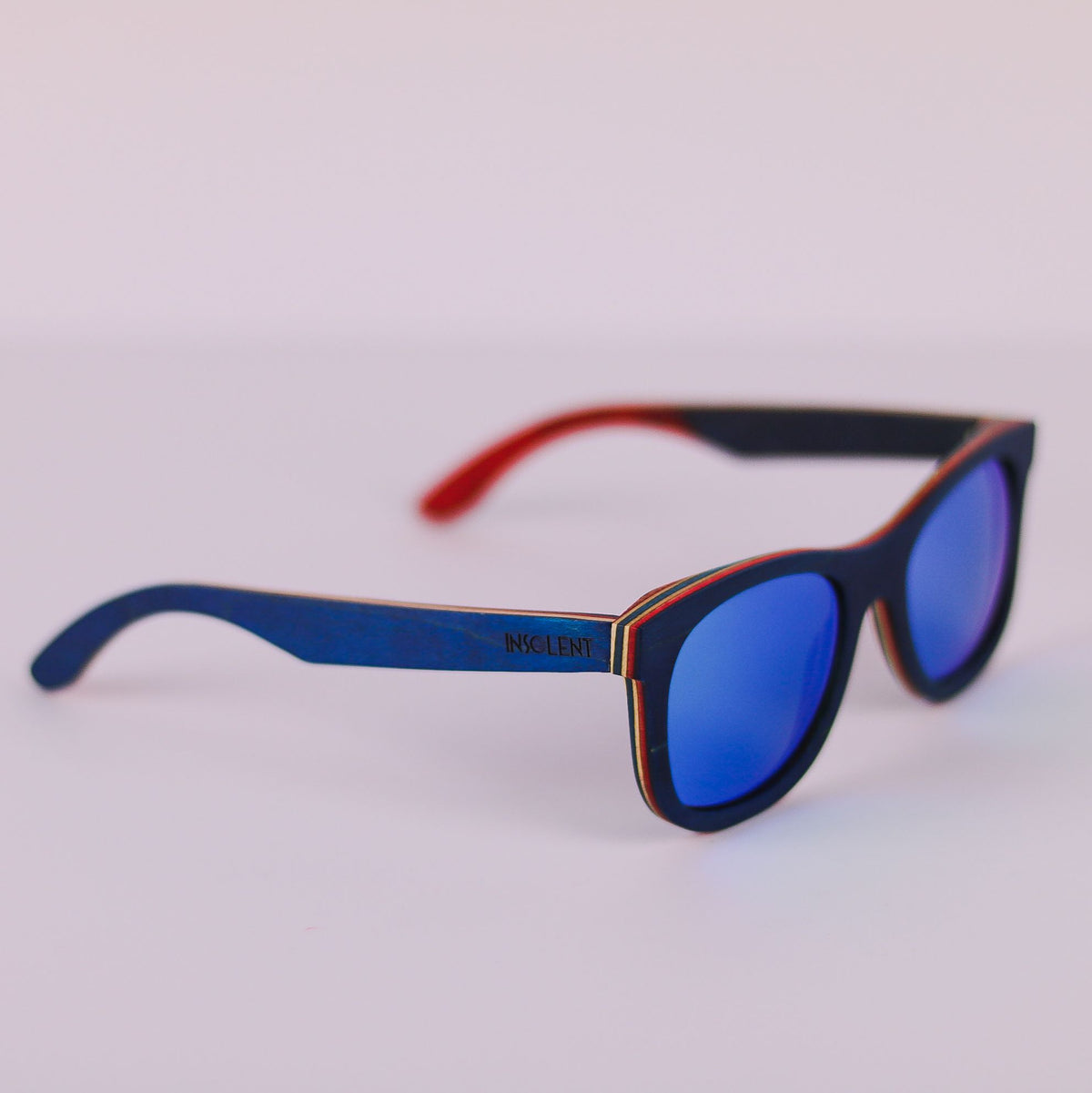 Detalle del fleje y logo gafas de sol BLUE SUMMER