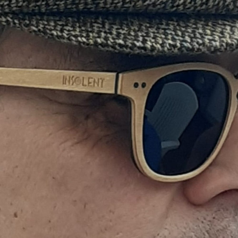 Detalle Gafas de Sol polarizadas BROOKLYN VANILA  logo INSOLENT