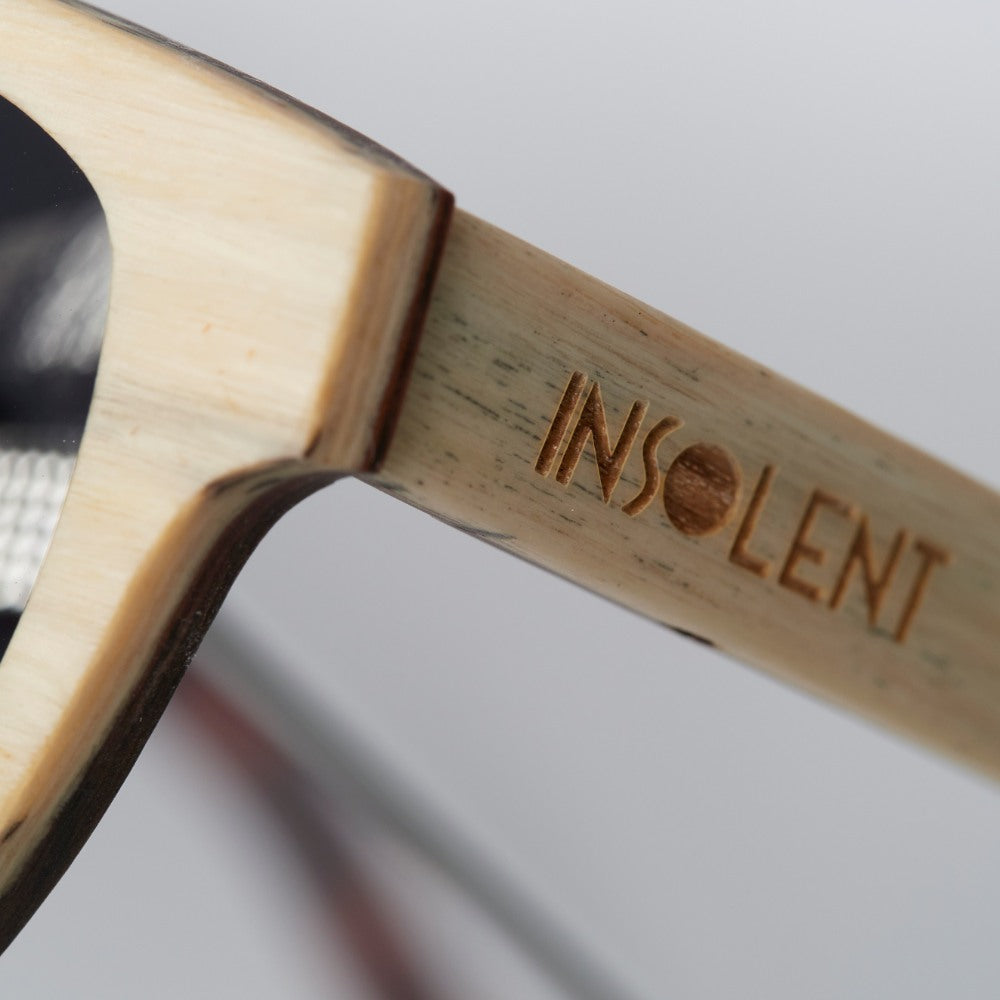 Detalle logo INSOLENT patilla y marco Gafas de sol CRAZY WOODIE