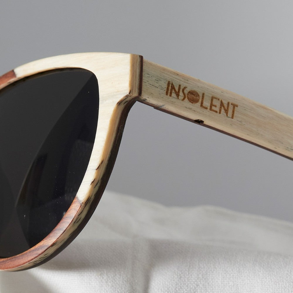 Detalle patilla y marco Gafas de sol CRAZY WOODIE logo INSOLENT 