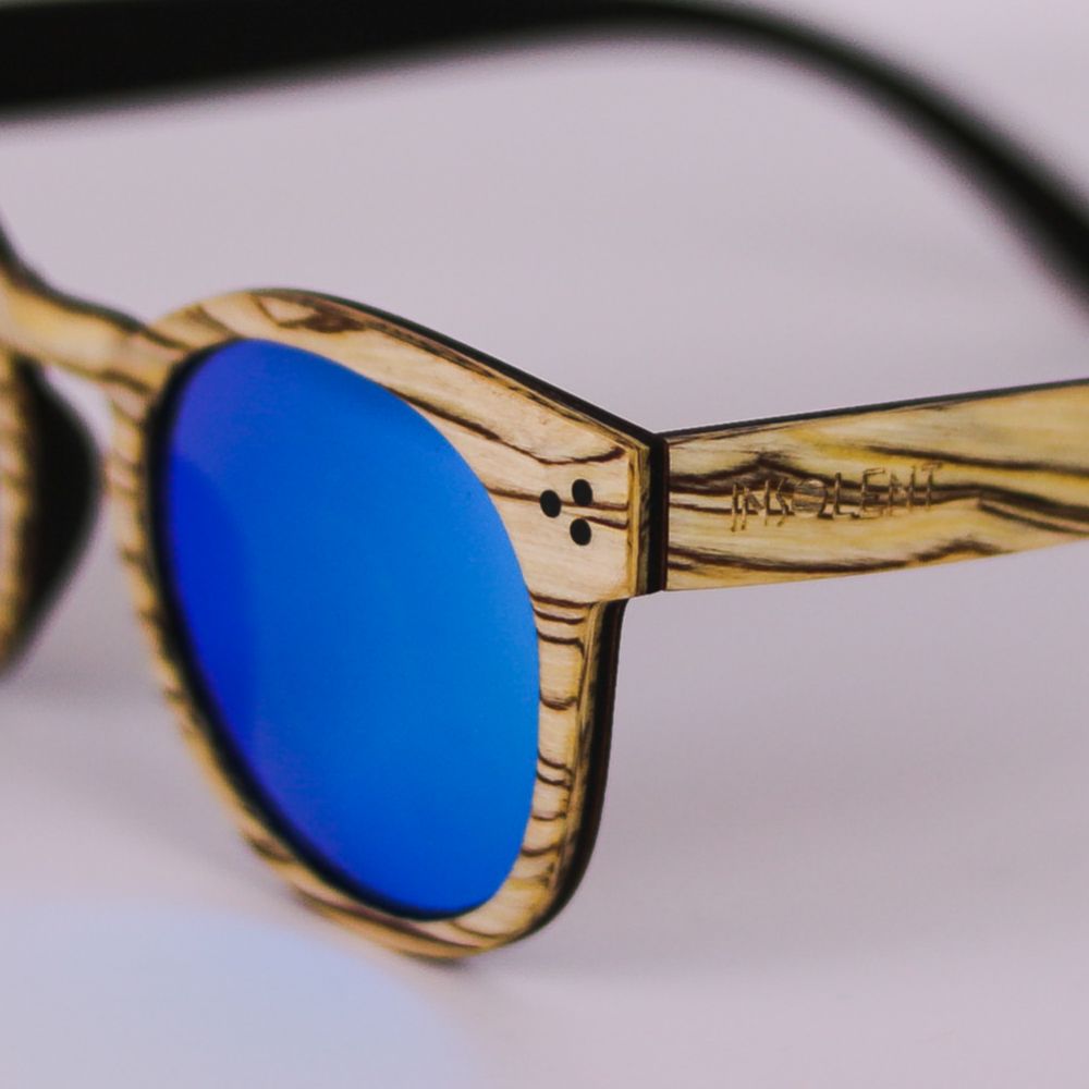Detalle ampliado del sistema de sujeción con tres remaches de la bisagra y el grabado del logo  de Insolent de las gafas de sol ERIKA SAVAGE