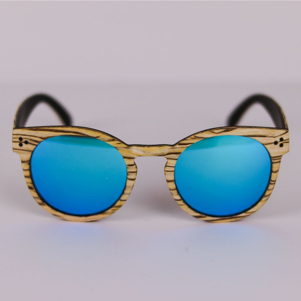 Frontal de las Gafas de Sol ERIKA SAVAGE Color Arce Blanco y Zebrano con lentes celeste espejo