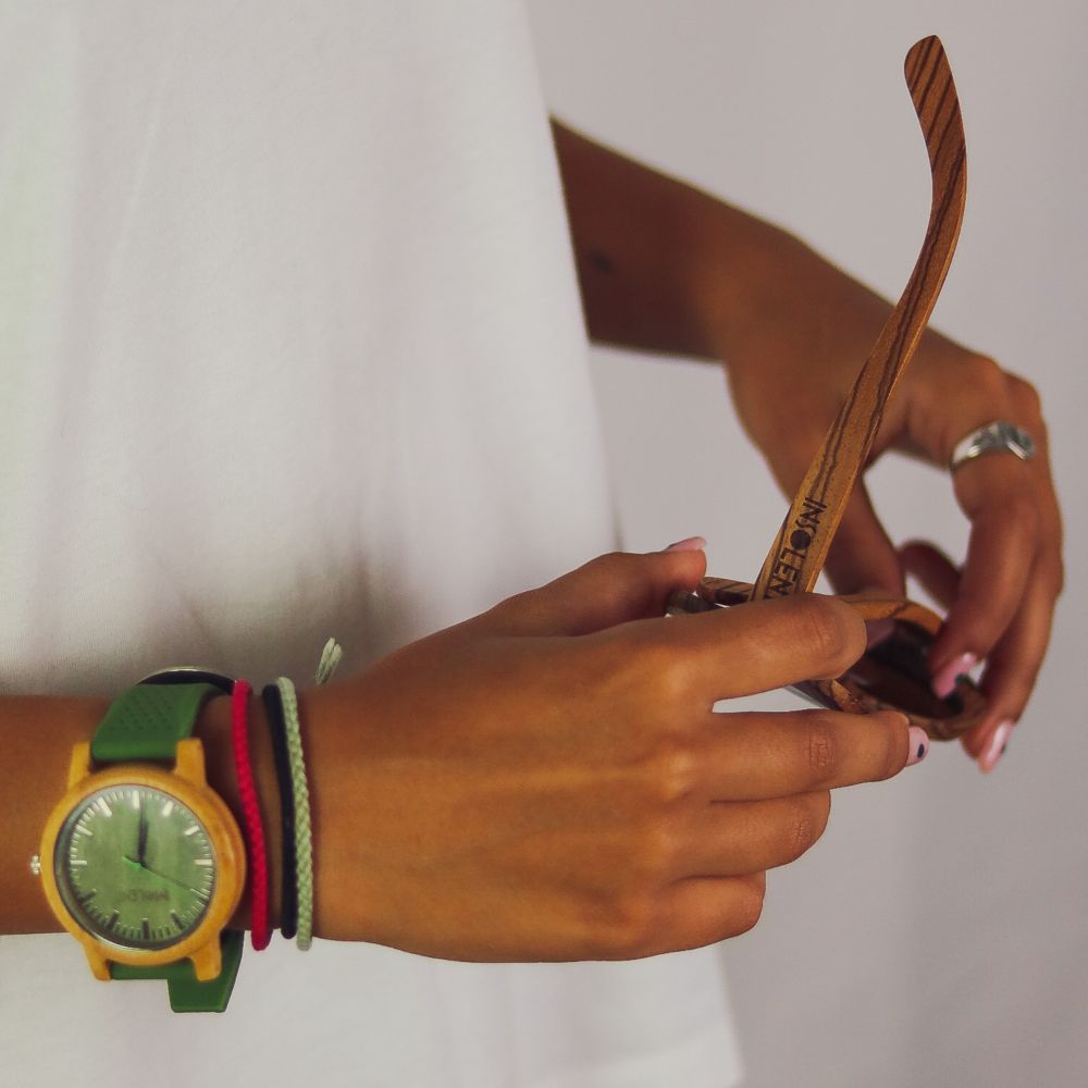 Vista del conjunto de Gafas de Sol Flora Kalo y reloj Bubbly Green de Insolent