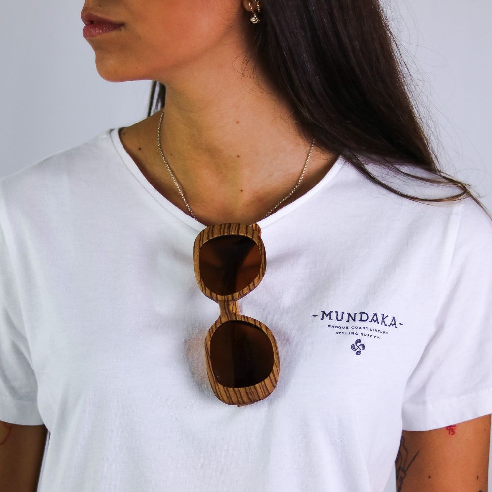 Gafas de Sol Flora Kalo sobre cuello de camiseta blanca