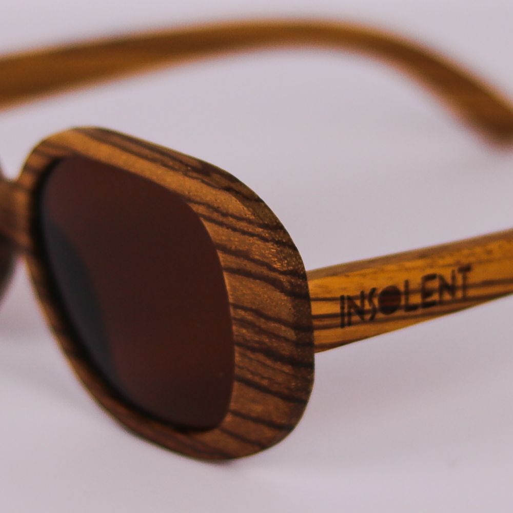 Zoom Gafas de Sol Flora Kalo de Insolent en el que se aprecia el logo