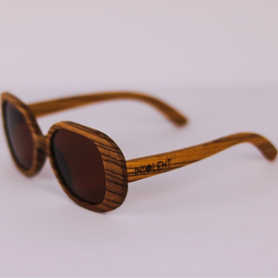 Lateral de Gafas de Sol Flora Kalo se aprecia logo y acabado unión patilla