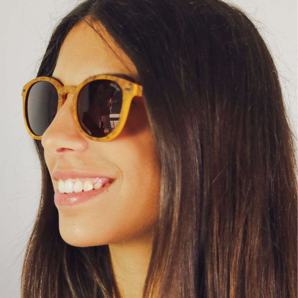 Modelo con gafas de sol Gosling Carey de Insolent de frente