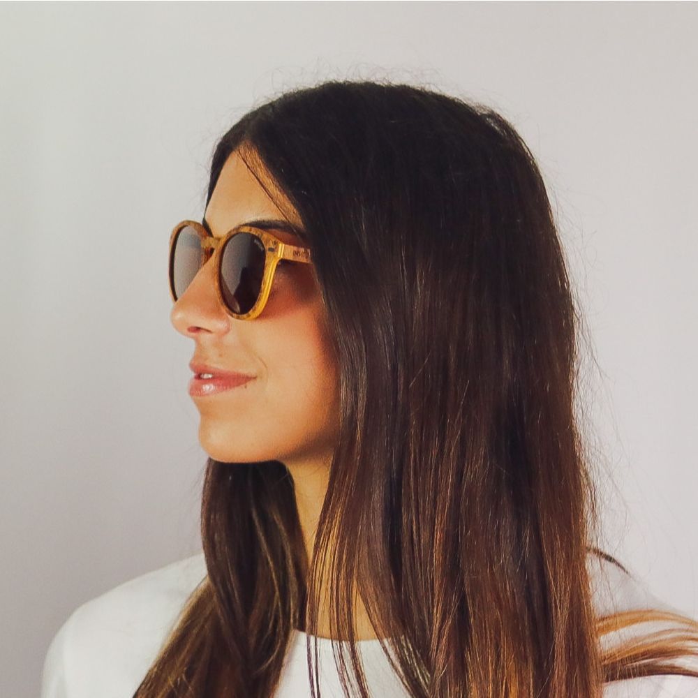 Modelo con gafas de sol Gosling Carey de Insolent