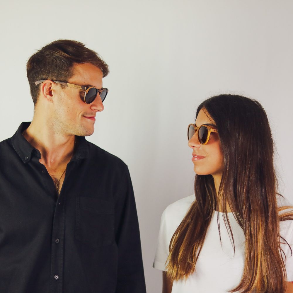Pareja con gafas de sol modelos Gosling Carey y Glasspool Mosaic