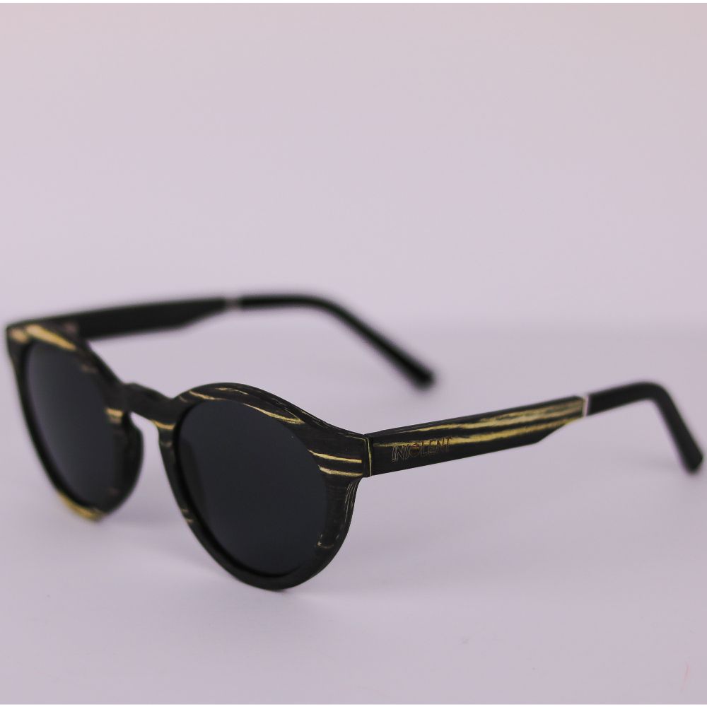 VISTA LATERAL DE LAS GAFAS DUDLEY SAMOA SE PUEDE APRECIAR EL ACABADO EBANO-ZEBRANO