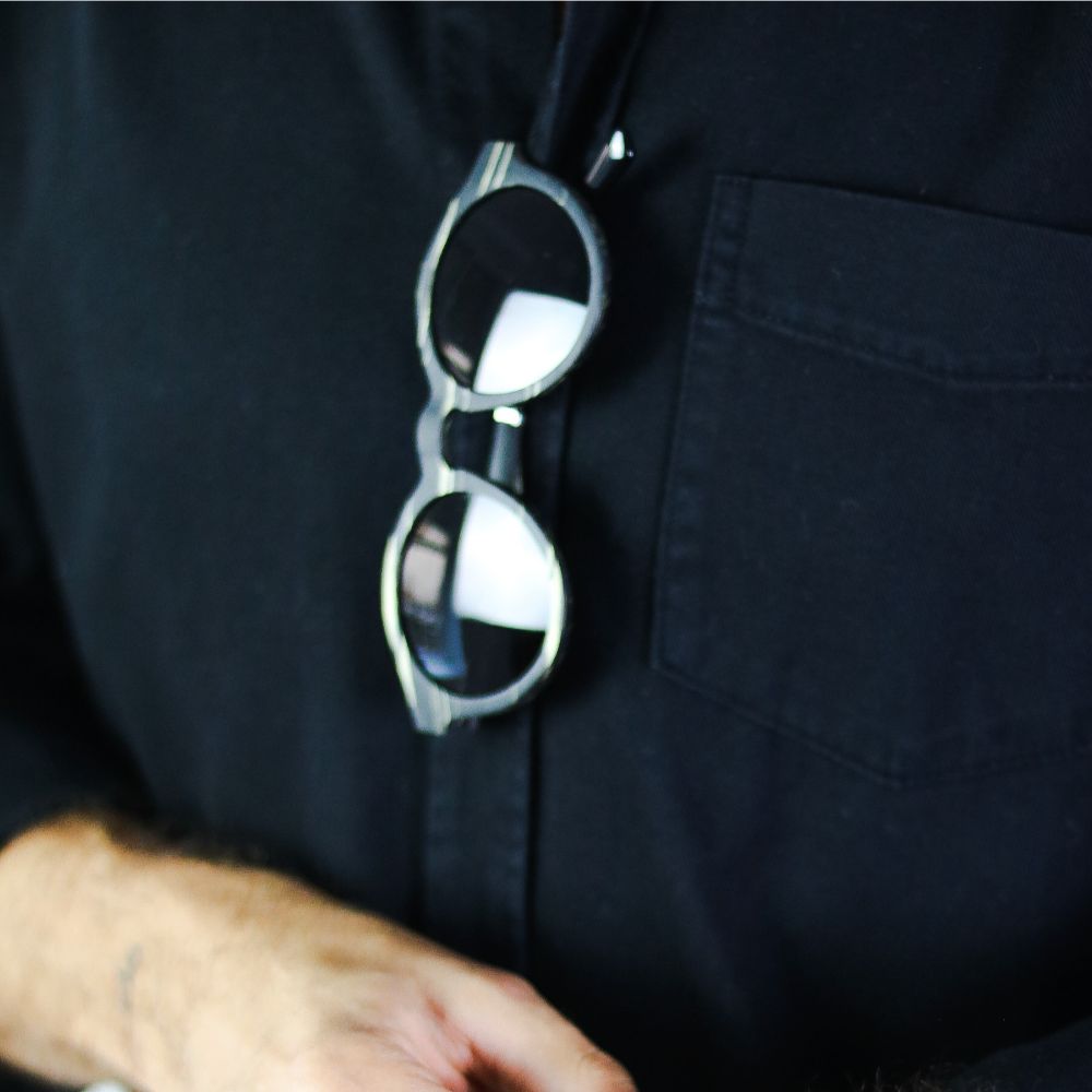 GAFAS DUDLEY SAMOA LLEVADAS SOBRE UNA CAMISA NEGRA