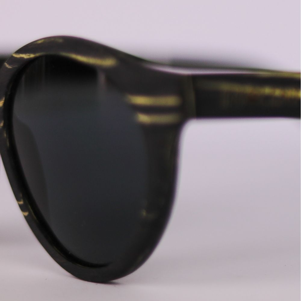 PRIMER PLANO DE LAS GAFAS DE SOL DUDLEY SAMOA PARA APRECIAR LA FORMA REDONDEADA