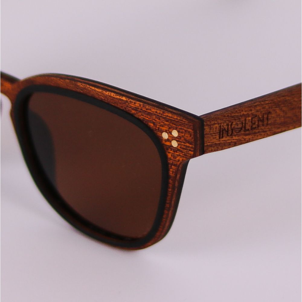 Detalle fleje izquierdo con logo Insolent en Gafas de sol de madera GUNET STARLITE