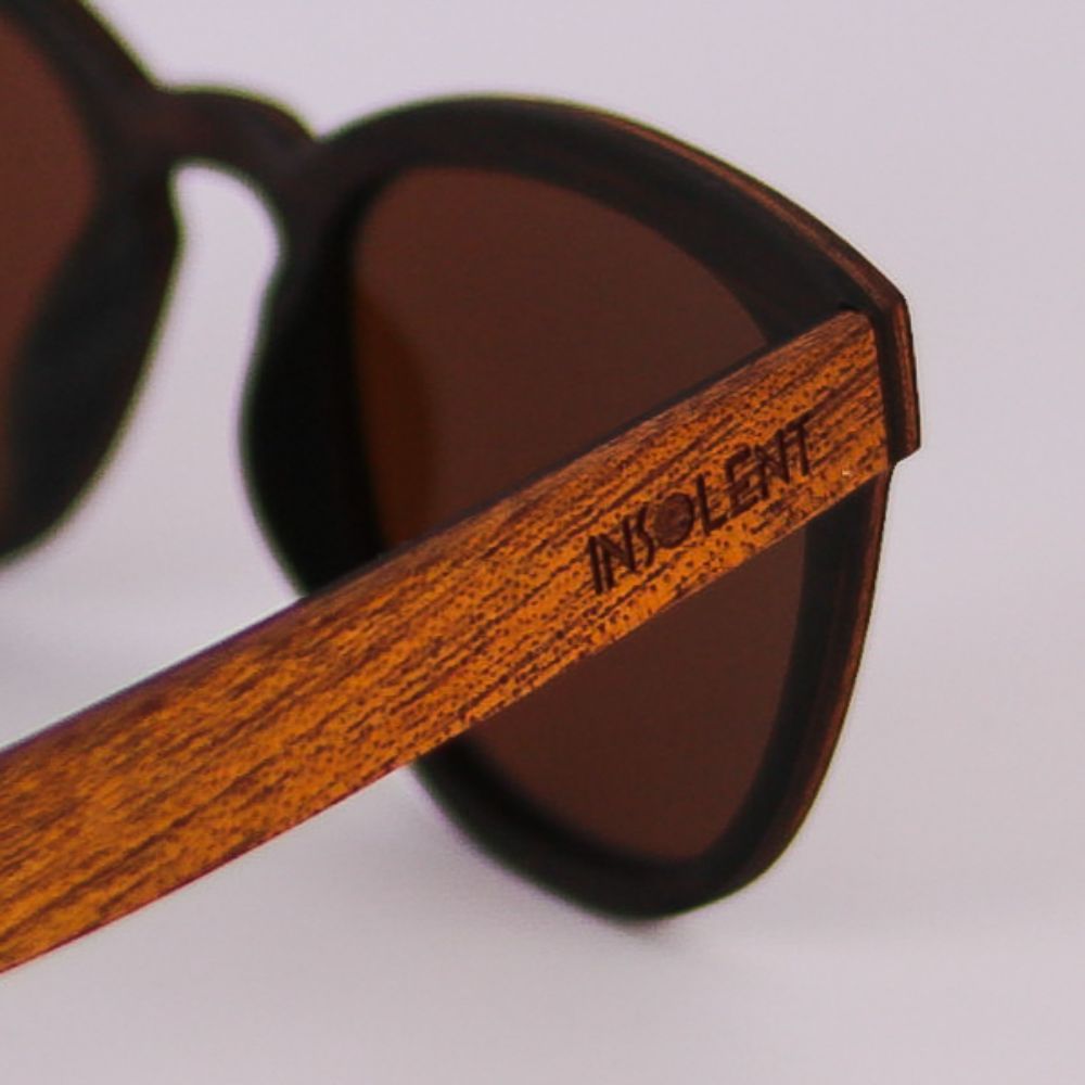 Detalle fleje derecho con logo Insolent en Gafas de sol de madera GUNET STARLITE