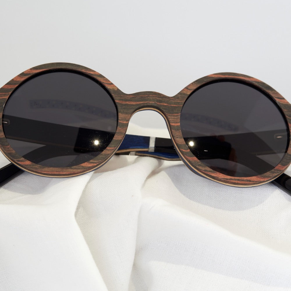 Frontal Gafas de Sol polarizadas GOLFMASTER BLUE sobre lienzo blanco