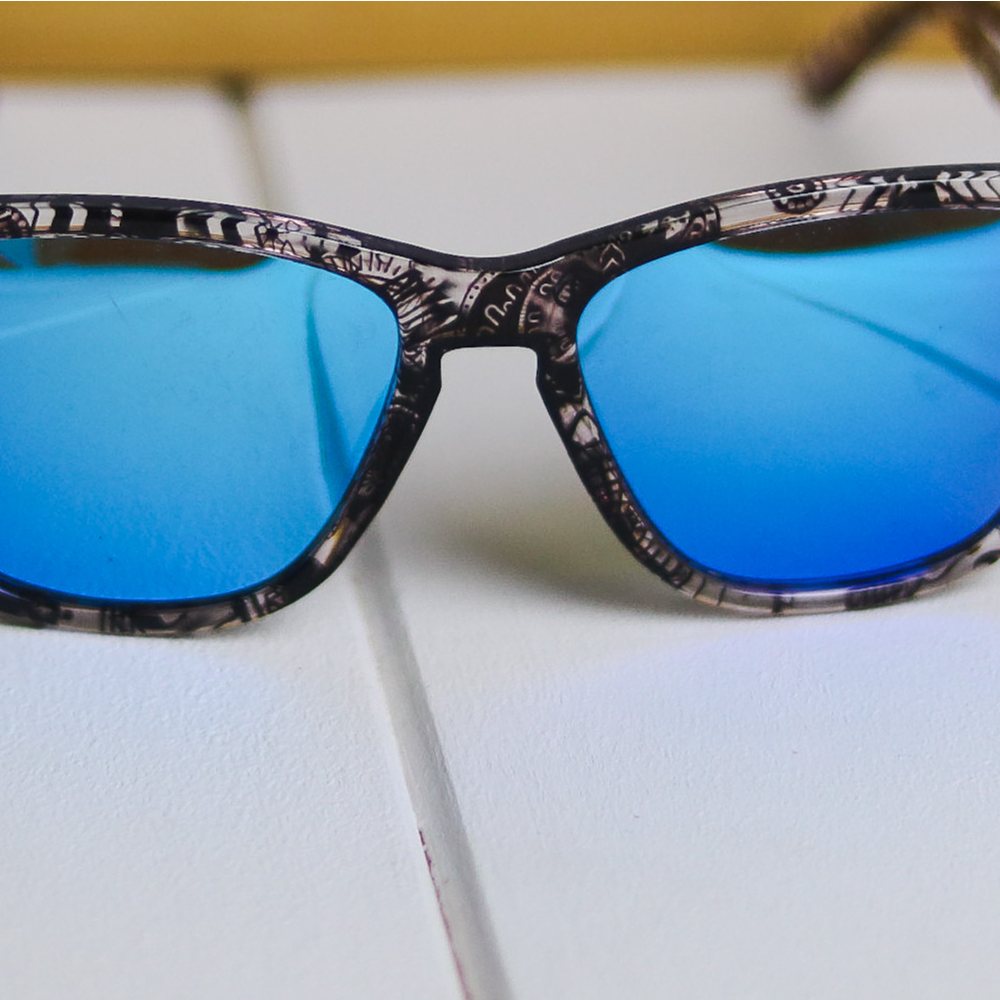 Zoom Frontal Gafas de sol polarizadas GRAPHITE TATTOO. Detalle Puente