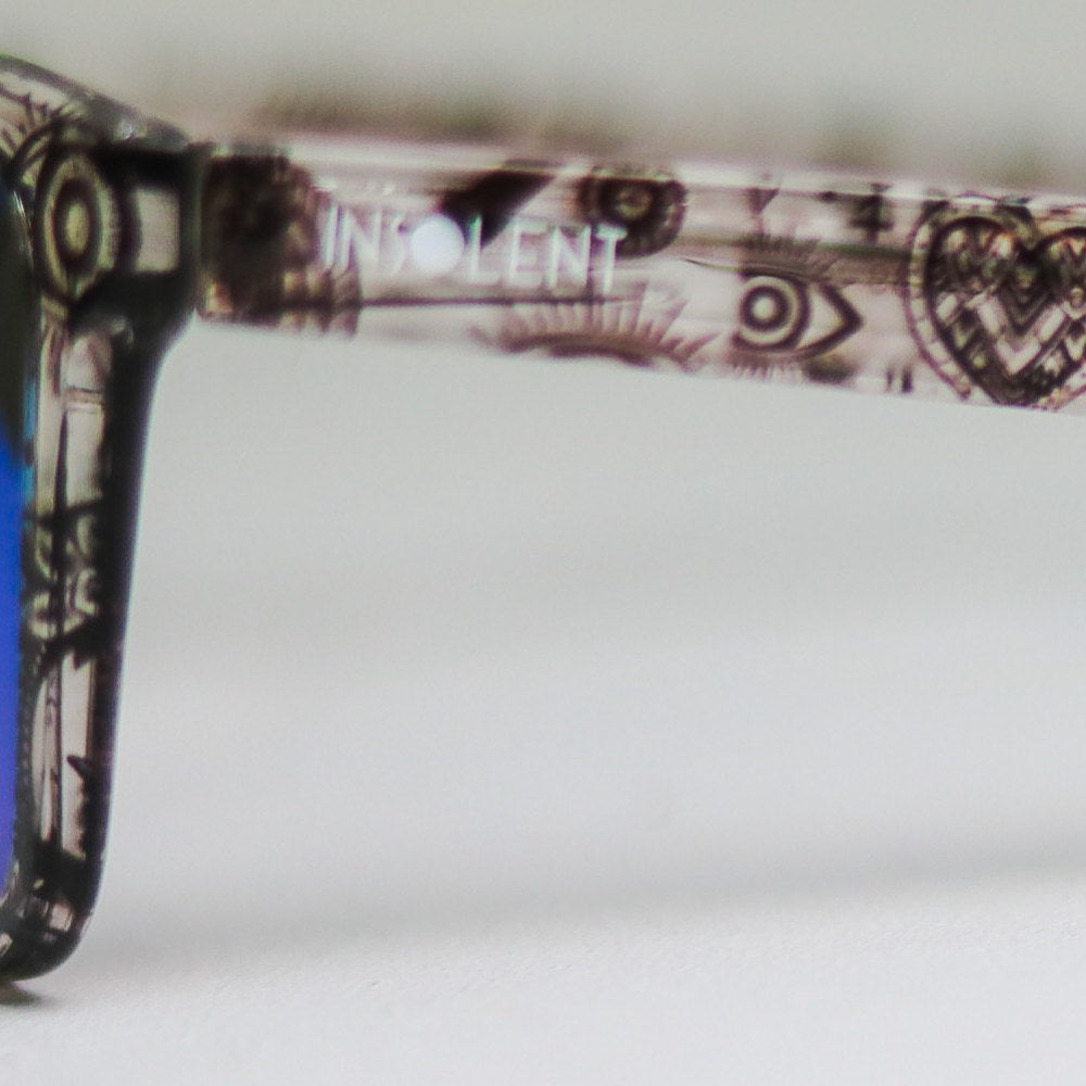 Detalle logo INSOLENT y Serigrafiado Tattoo Gafas de sol polarizadas GRAPHITE TATTOO