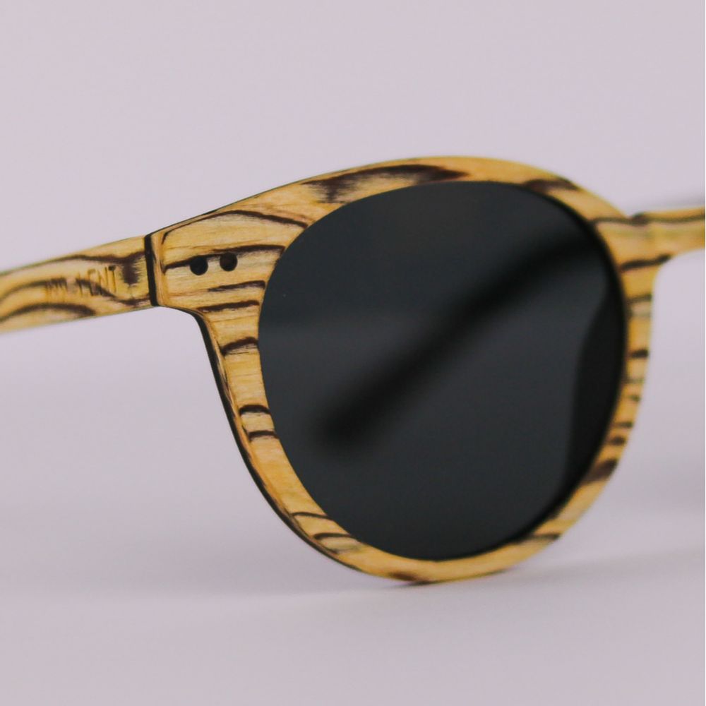 Vista perfil con logo y frontal Gafas de Sol modelo Irina Baihu de Insolent