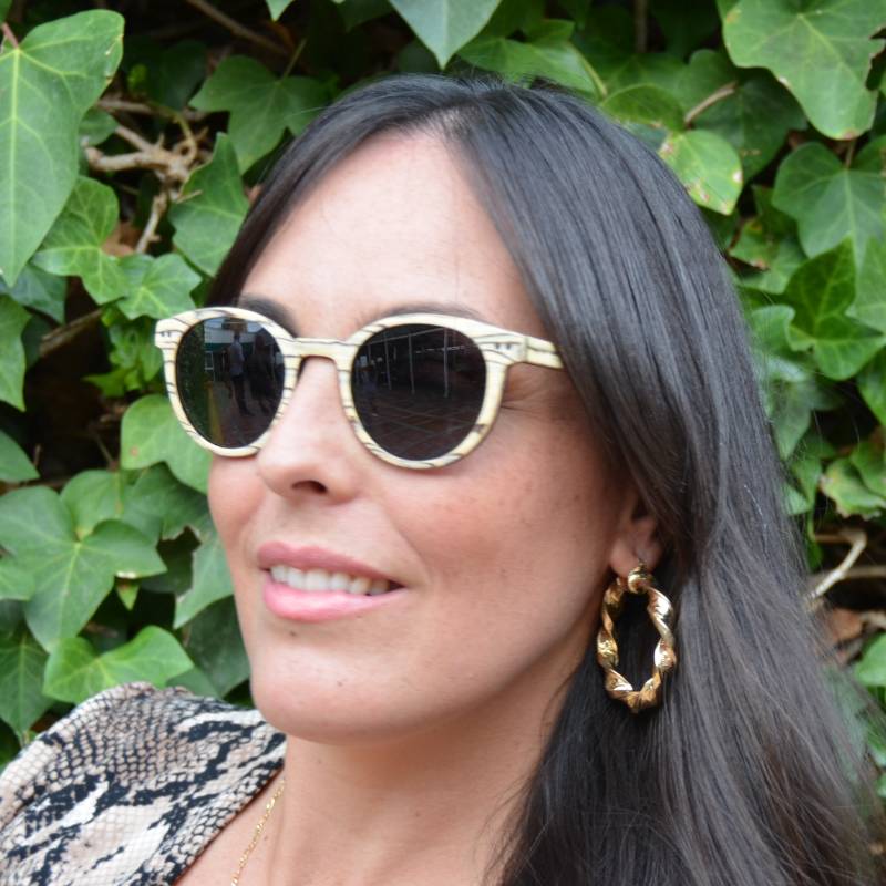 Vista frontal con modelo Gafas de Sol modelo Irina Baihu de Insolent
