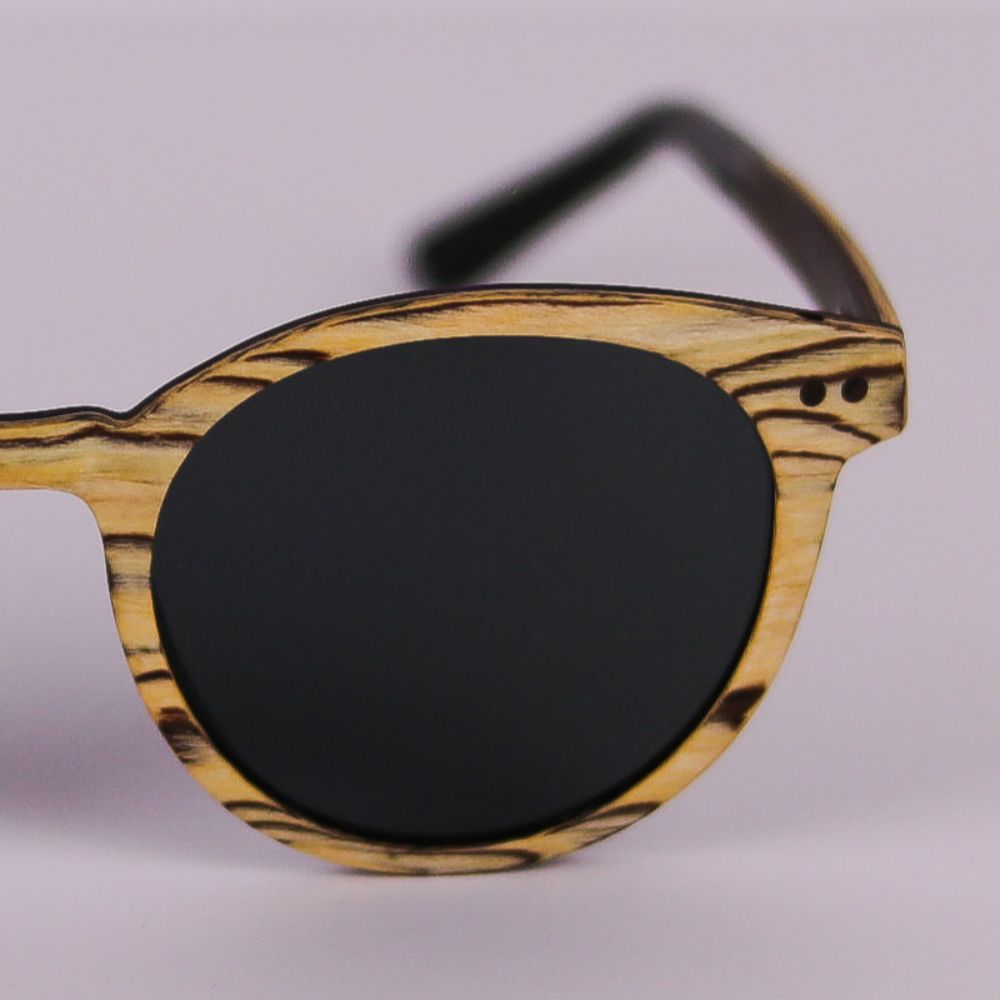 Detalle remaches del fontal Gafas de Sol modelo Irina Baihu de Insolent
