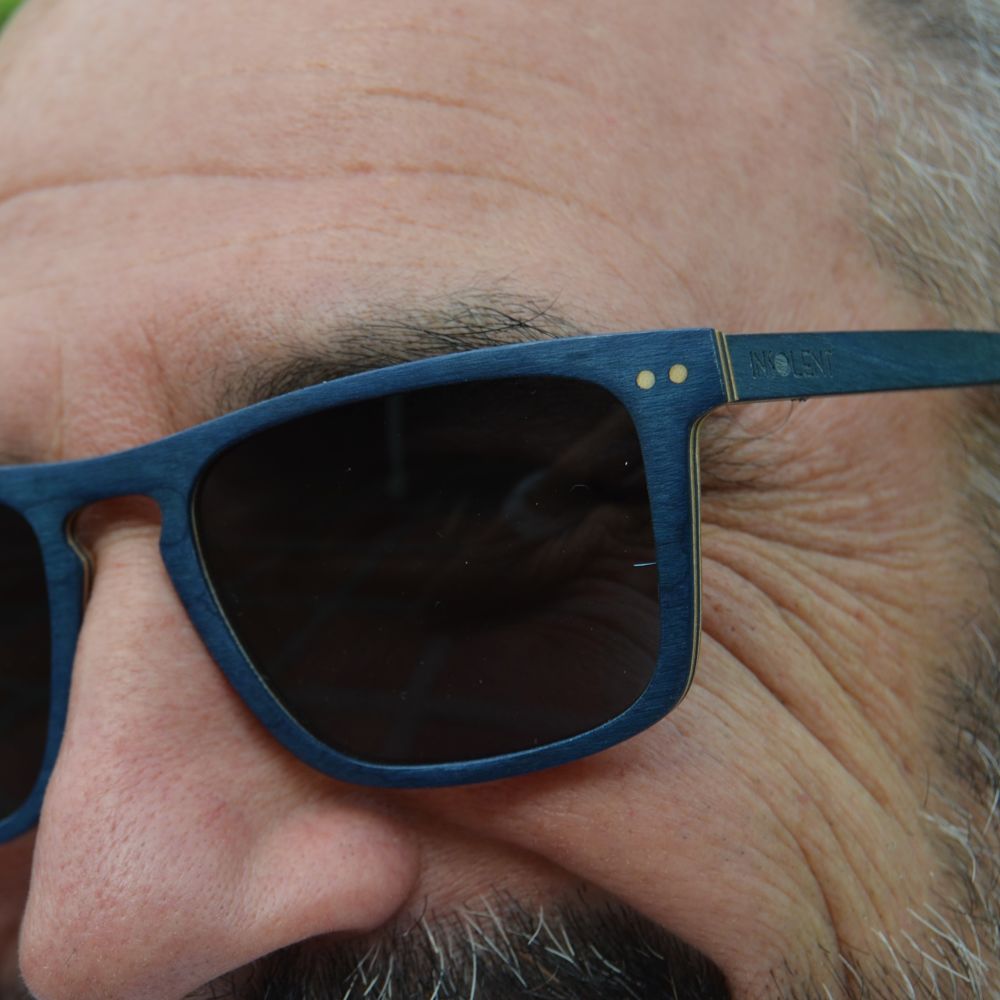 Detalle de la montura y fleje con logo Insolent en la patilla delo modelo de Gafas de Sol RHINA MAHÉ
