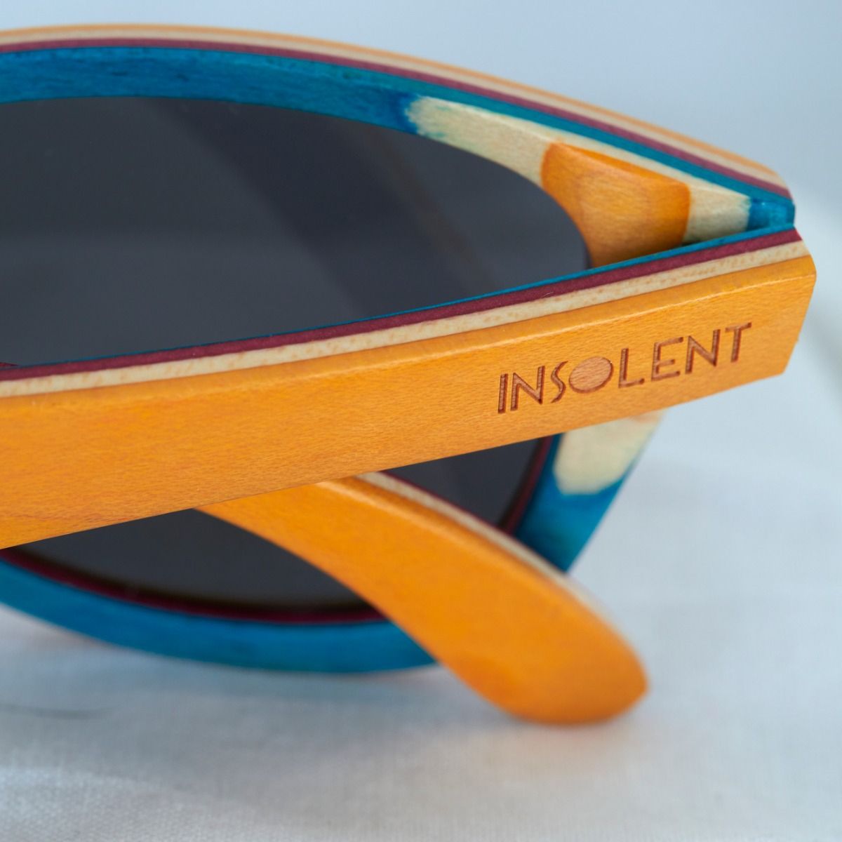 Detalle del logo INSOLENT en gafas de sol RODNEY CITRIC