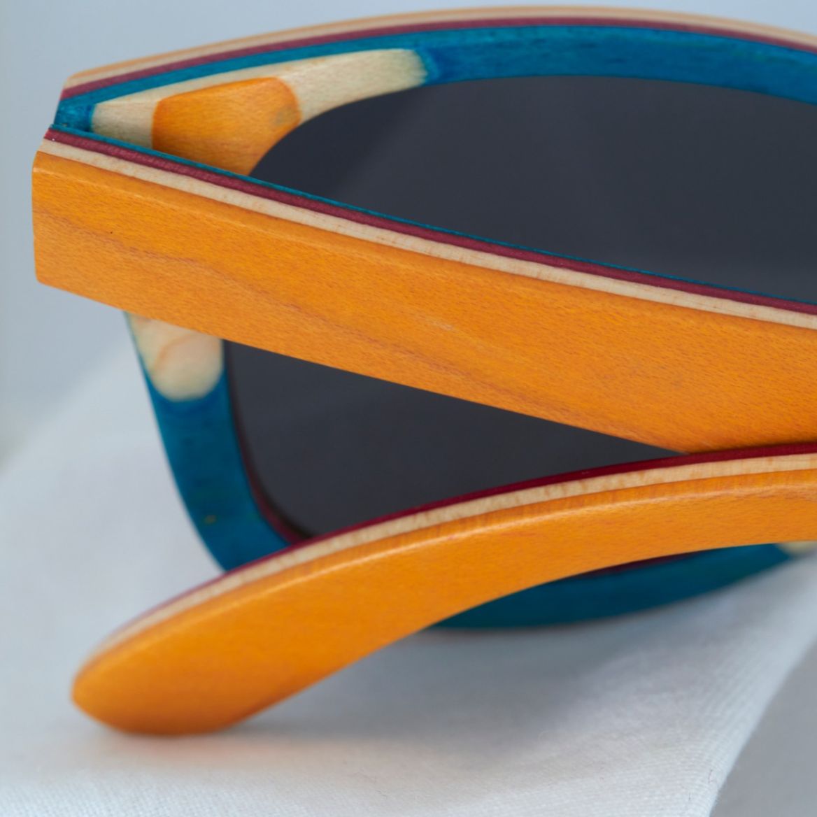 Detalle de la patilla gafas de sol RODNEY CITRIC