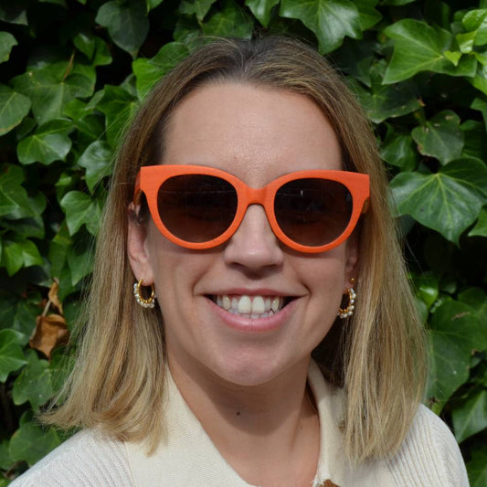 Chica posando de frente con las Gafas de Sol SARE IBIZA 
