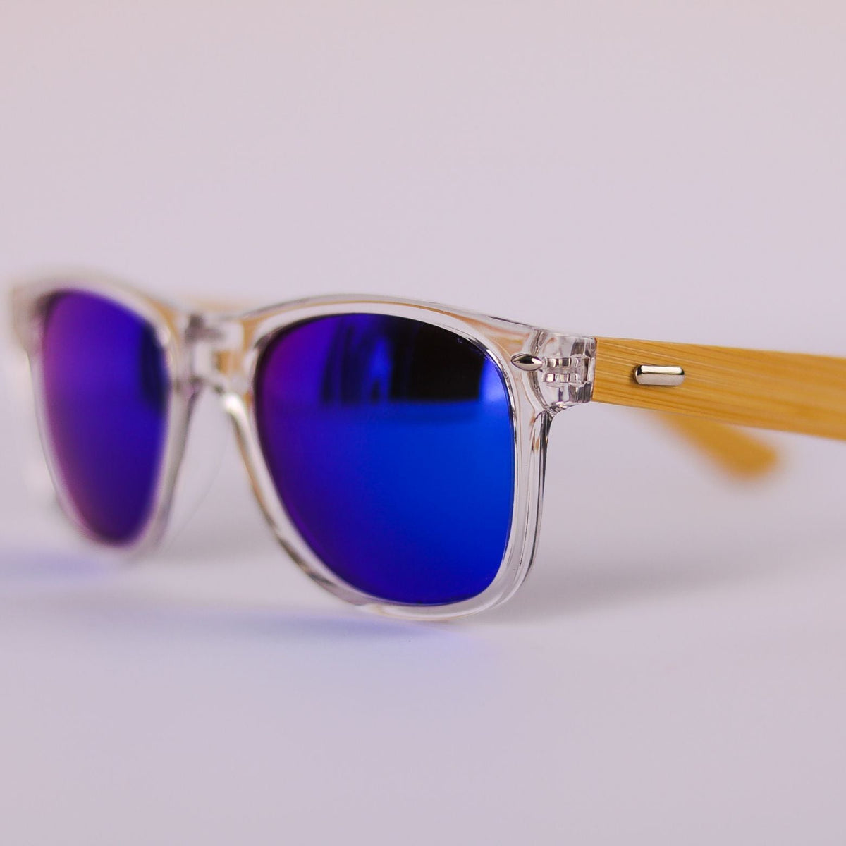 Detalle montura transparente lentes azules y patillas bambú gafas de sol modelo TYRION ROSS