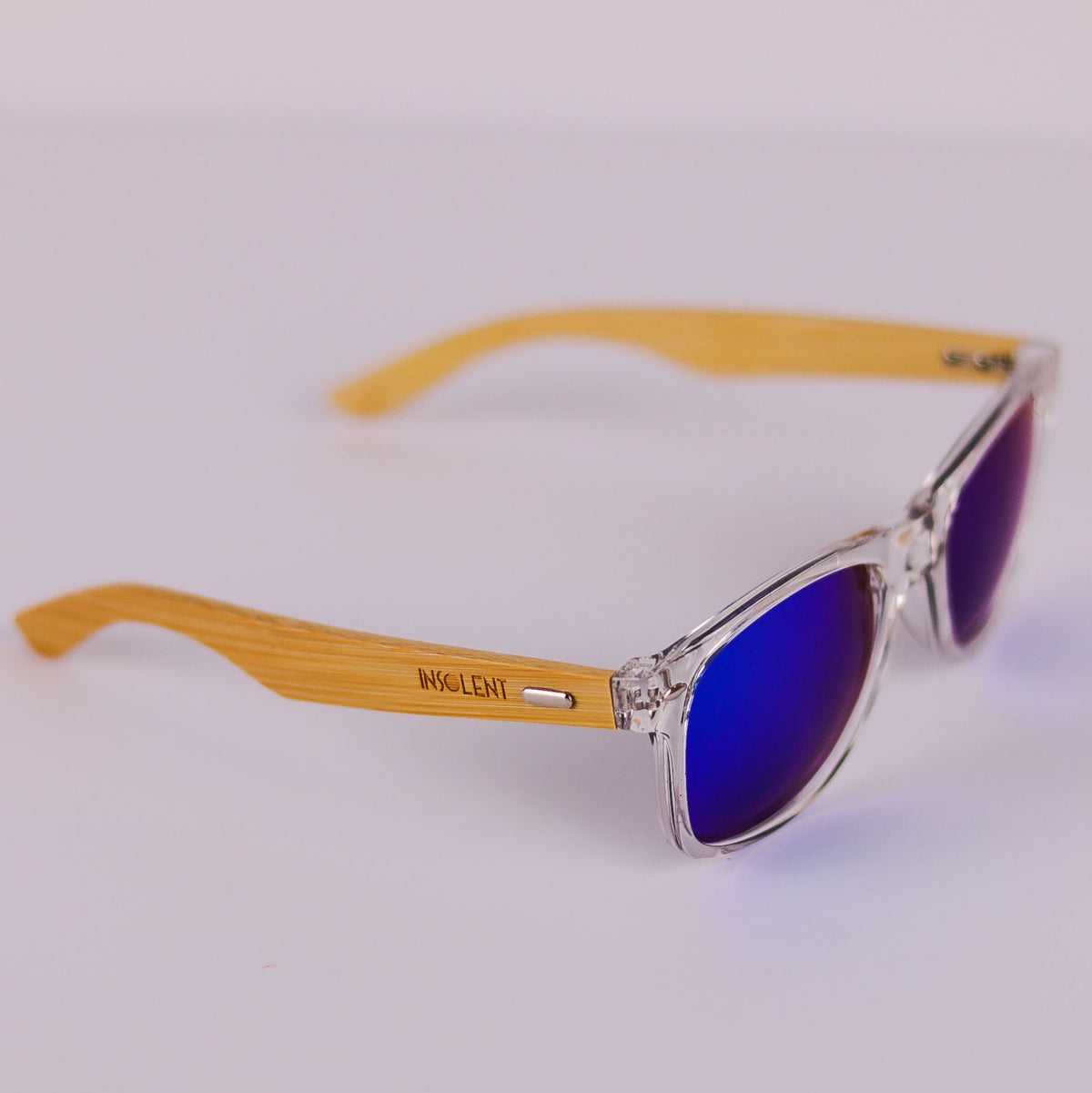 Detalle logo Insolent en patillas bambú gafas de sol modelo TYRION ROSS