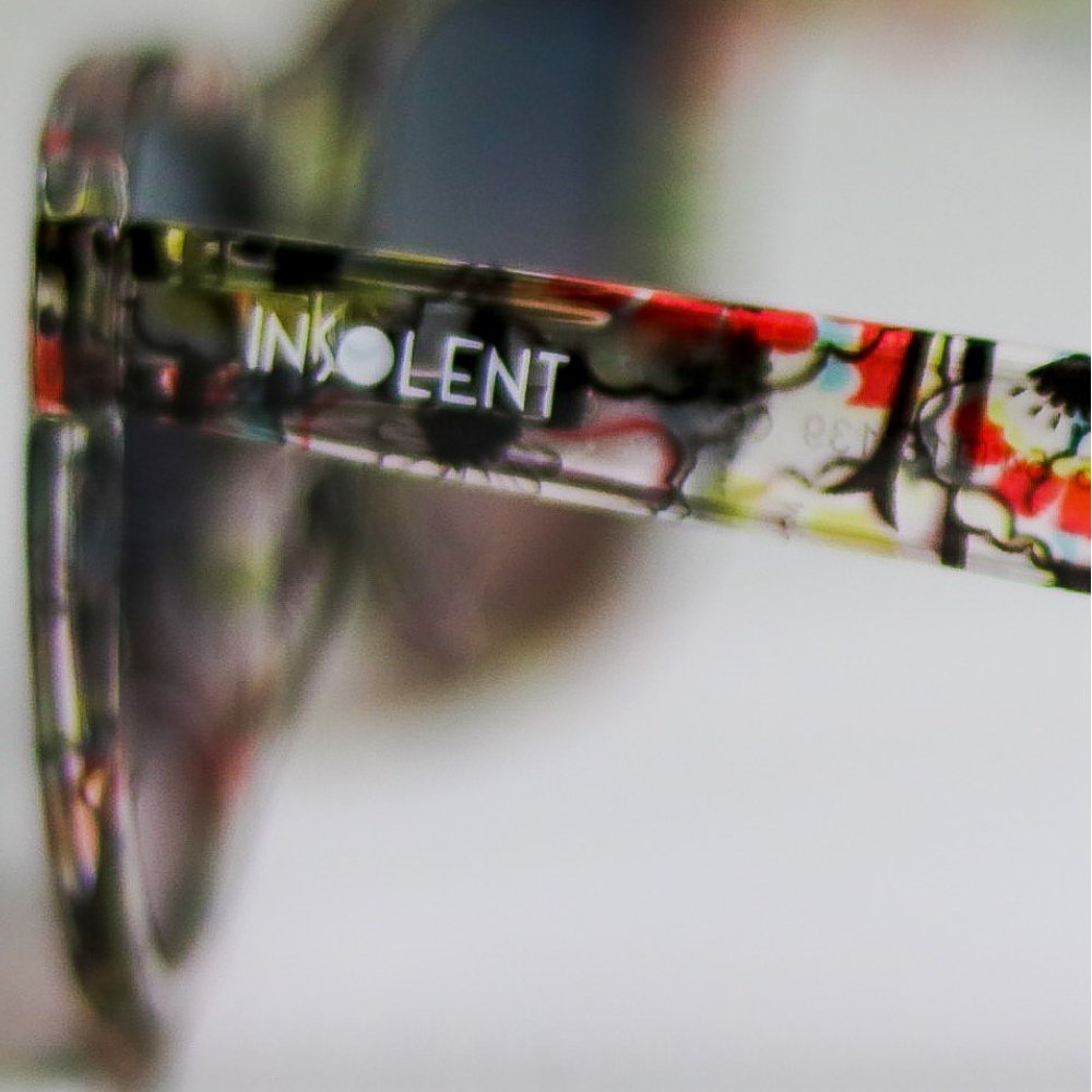 Detalle Perfil Gafas de sol polarizadas WARHOL FLOWERS logo INSOLENT